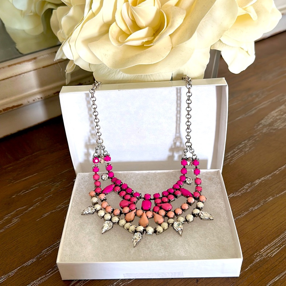 🤩Host Pick🤩 Fun statement necklace perfect for a party or costume!  💕